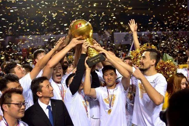 周琦21+8胡明轩20分广东大胜山东 高诗岩15分